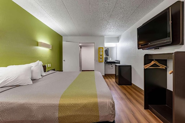 笔记本电脑工作区、免费 WiFi、床单