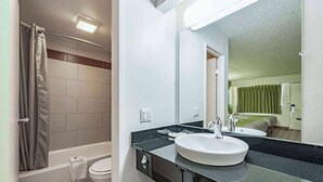 Ein Badezimmer mit Badewanne, Toilette und Waschbecken.
