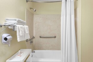 Duschwanne, kostenlose Toilettenartikel, Haartrockner, Handtücher