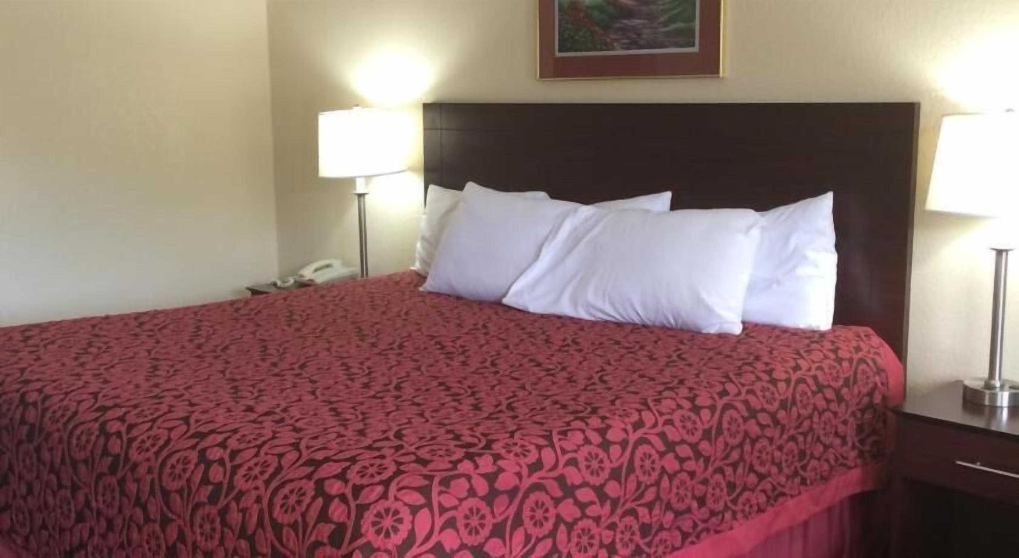 Brankas, setrika/meja setrika, dan tempat tidur bayi gratis