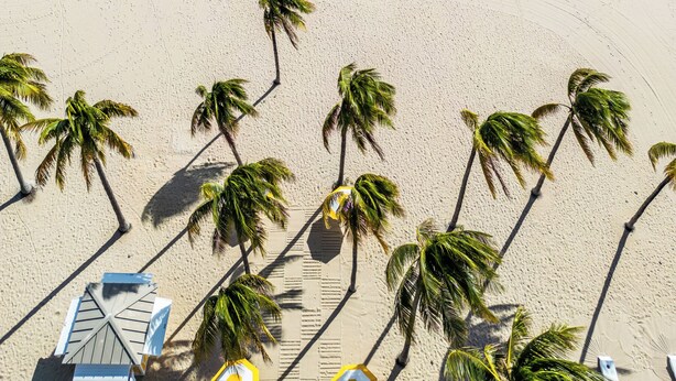 Pantai persendirian, kabana (surcaj), bola tampar pantai 