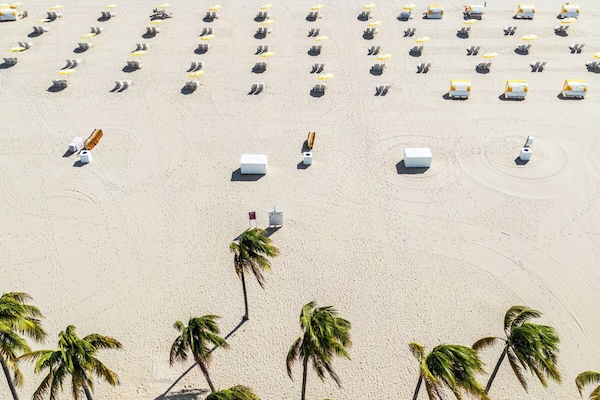 Privat strand, strandtelt (mot et tillegg), solsenger og parasoller