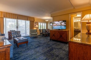 Suite Premium, 1 habitación, para no fumadores, vista parcial al océano | Área de sala de estar | Televisión de pantalla plana, futbolito, tenis de mesa y libros 