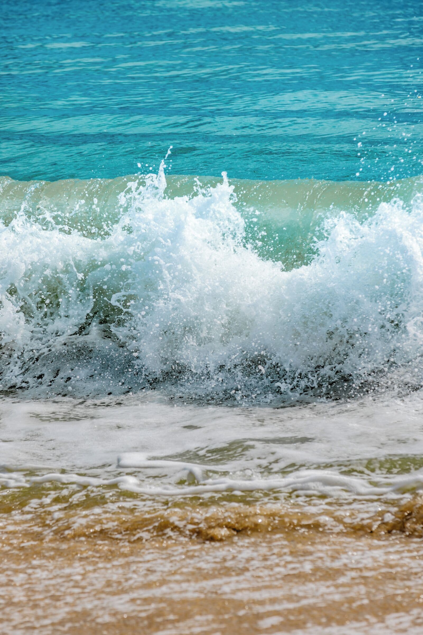 Una spiaggia con le onde che si infrangono sulla riva.