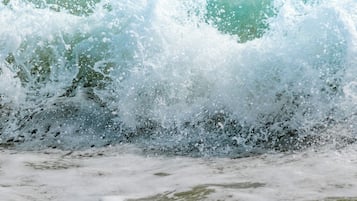 Una spiaggia con le onde che si infrangono sulla riva.
