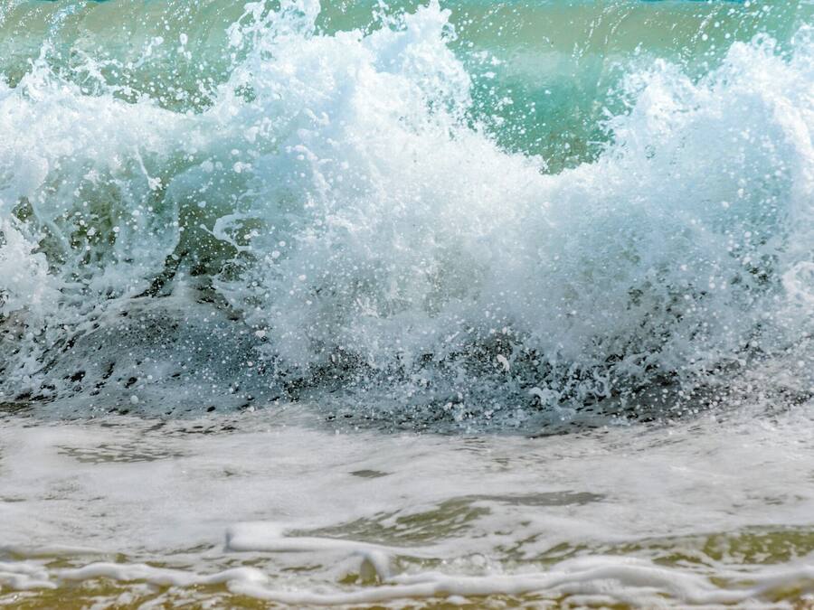 Una spiaggia con le onde che si infrangono sulla riva.