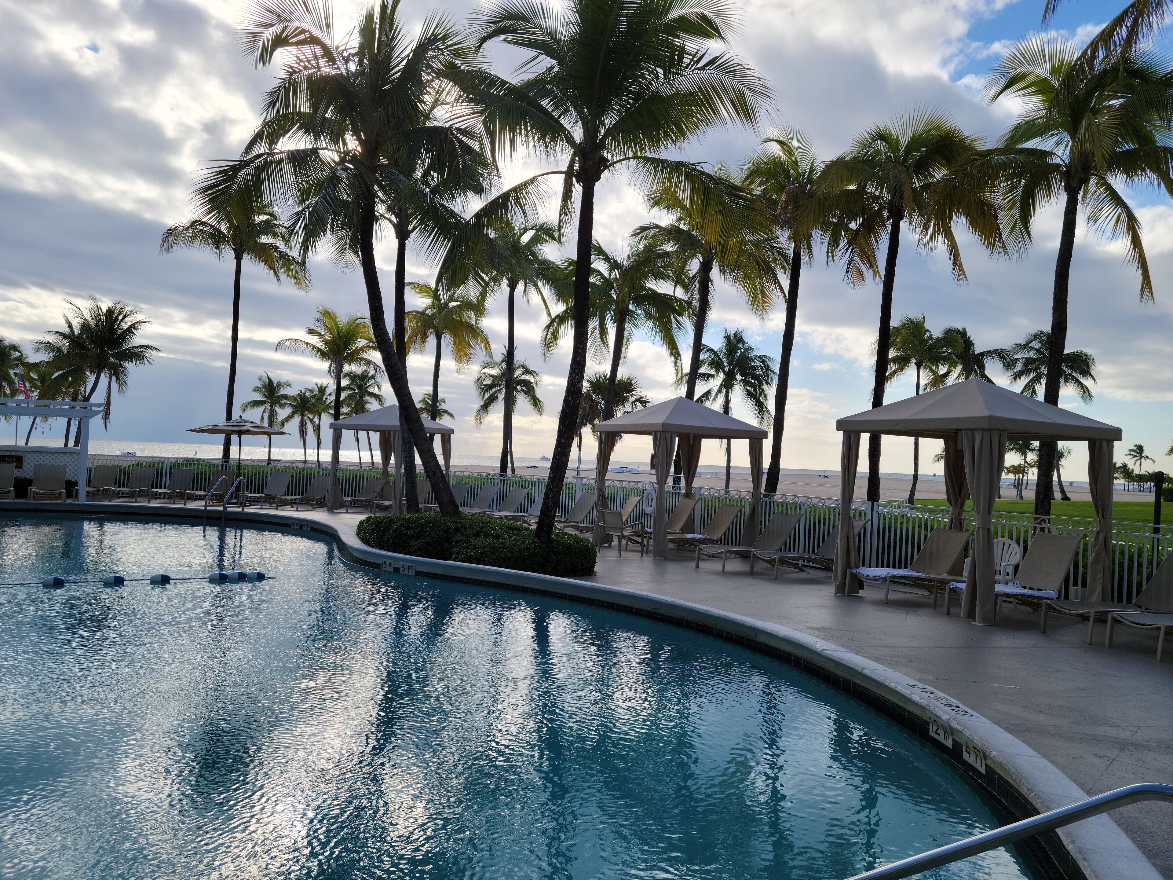 2 outdoor pools, pool loungers