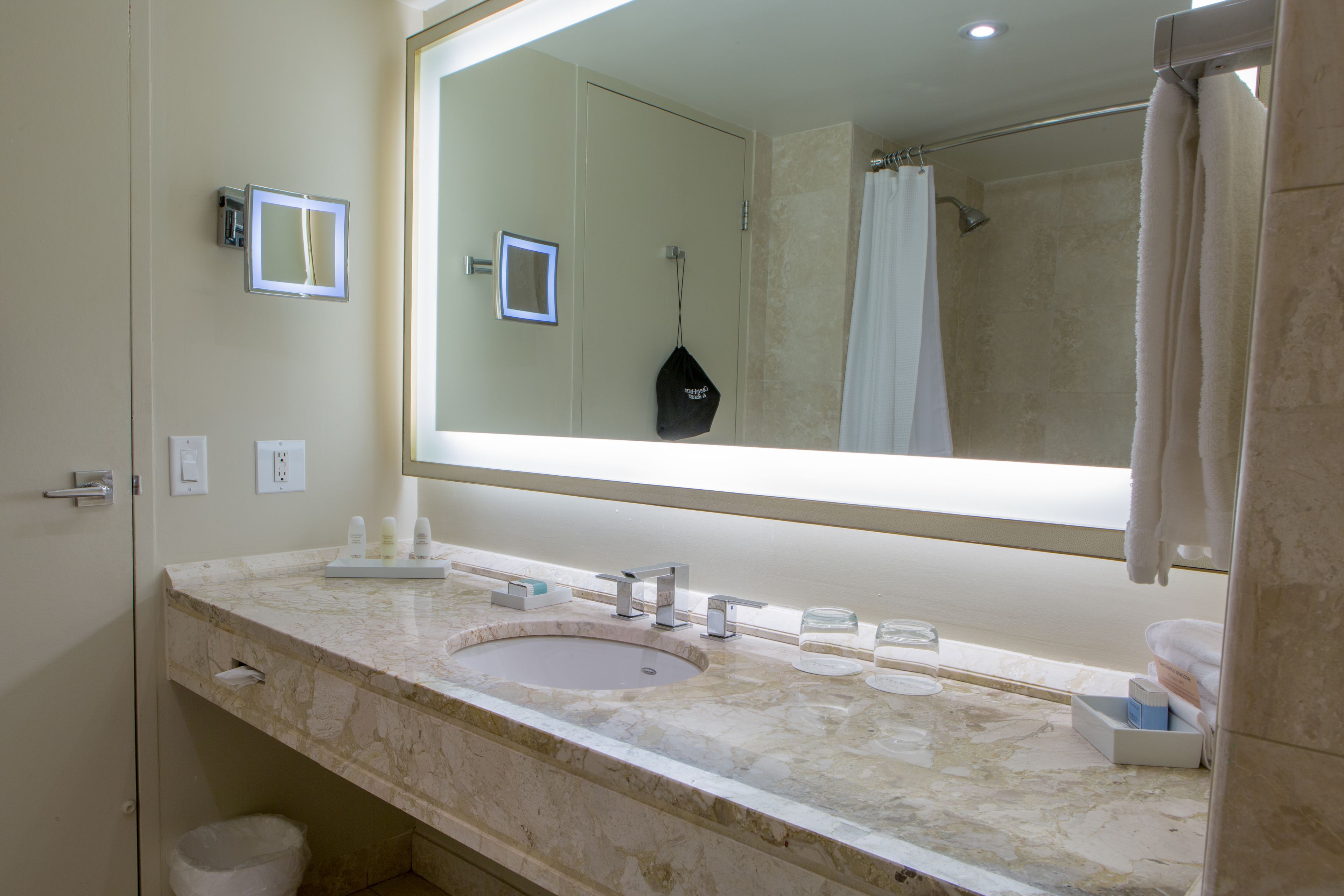 Combined shower/tub, rainfall showerhead, designer toiletries
