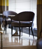 Un intérieur moderne avec une rangée de chaises de couleur sombre et un plancher poli.