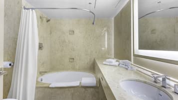 Combined shower/tub, rainfall showerhead, designer toiletries