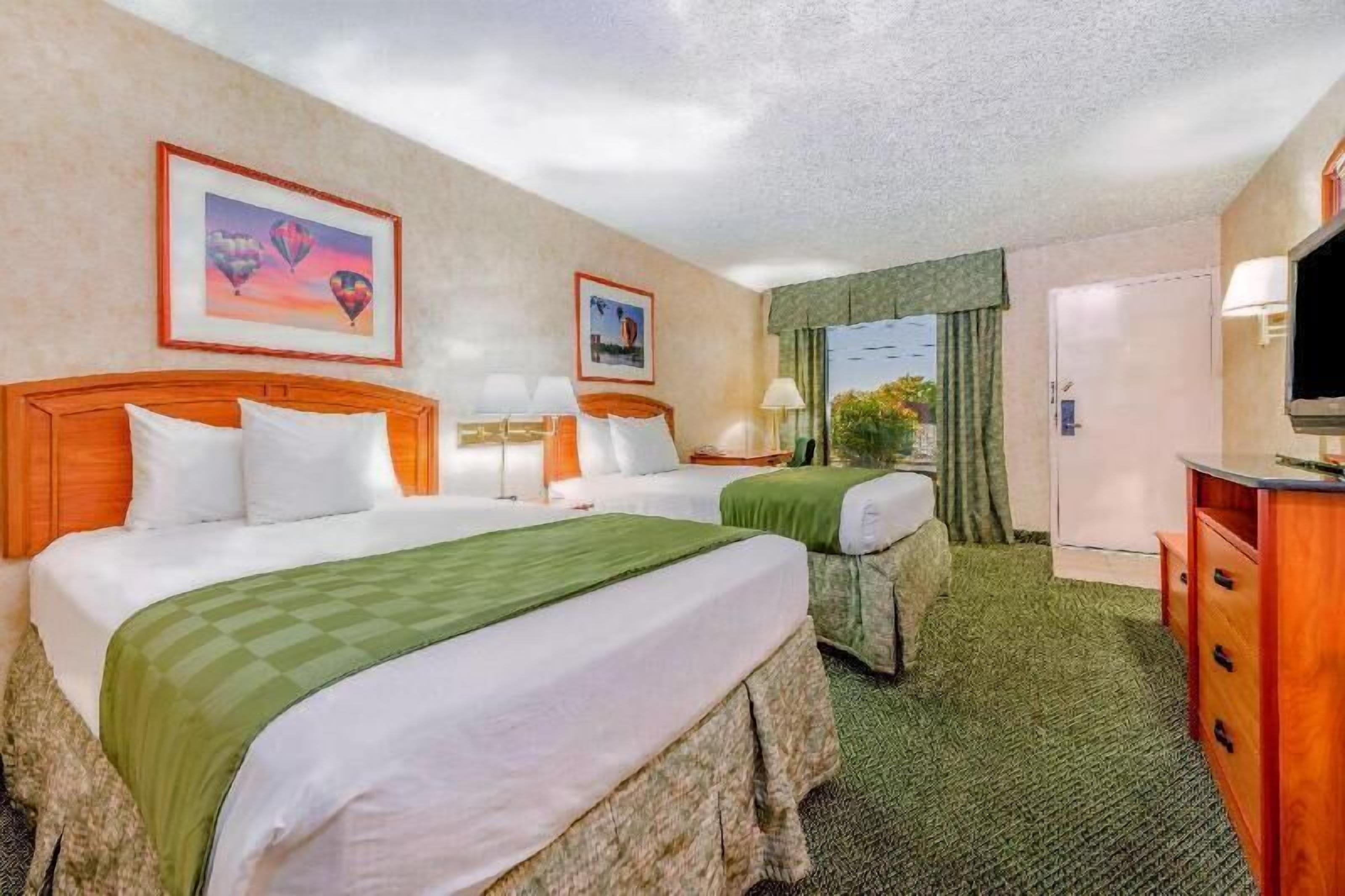 Hochwertige Bettwaren, Schreibtisch, laptopgeeigneter Arbeitsplatz