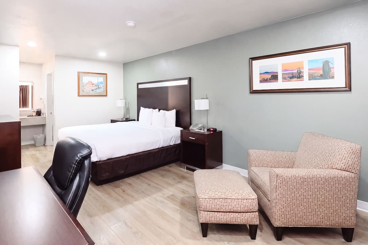 Room, 1 Queen Bed, Non Smoking | Premium bedding, pillowtop beds, desk, laptop workspace
