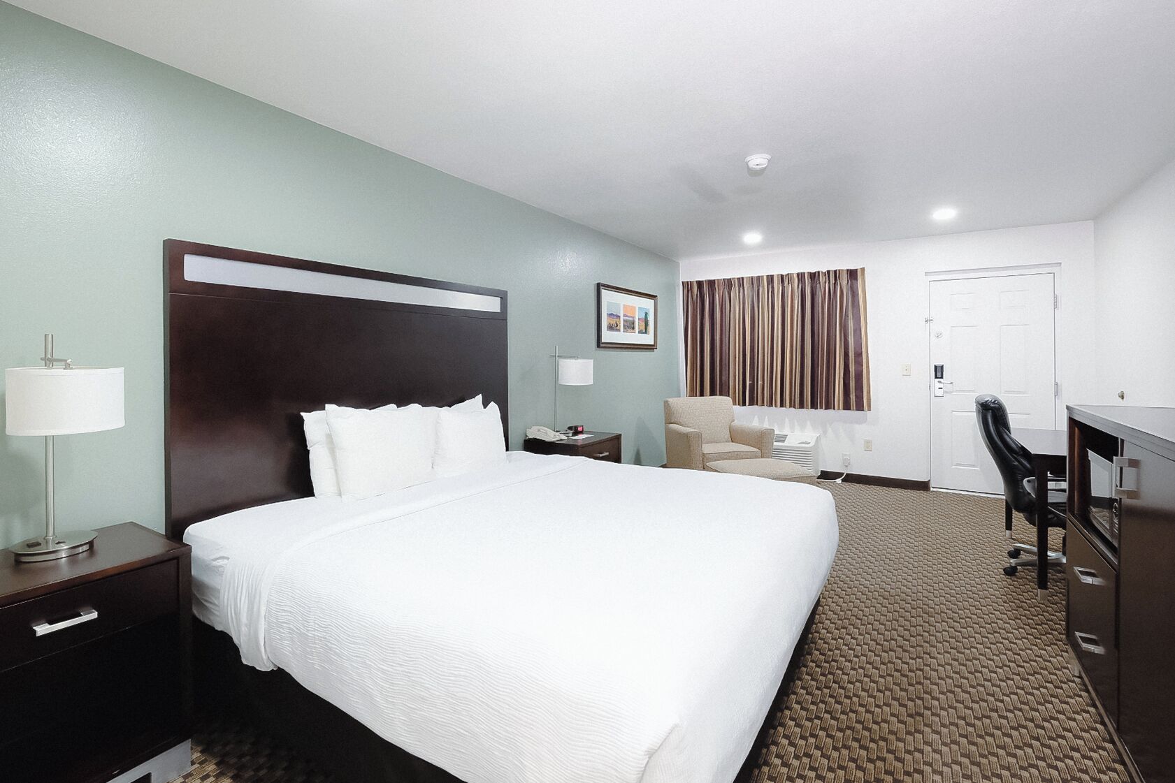 客房, 1 張特大雙人床, 非吸煙房 | 高級寢具、舒適加層、書桌、筆電工作空間