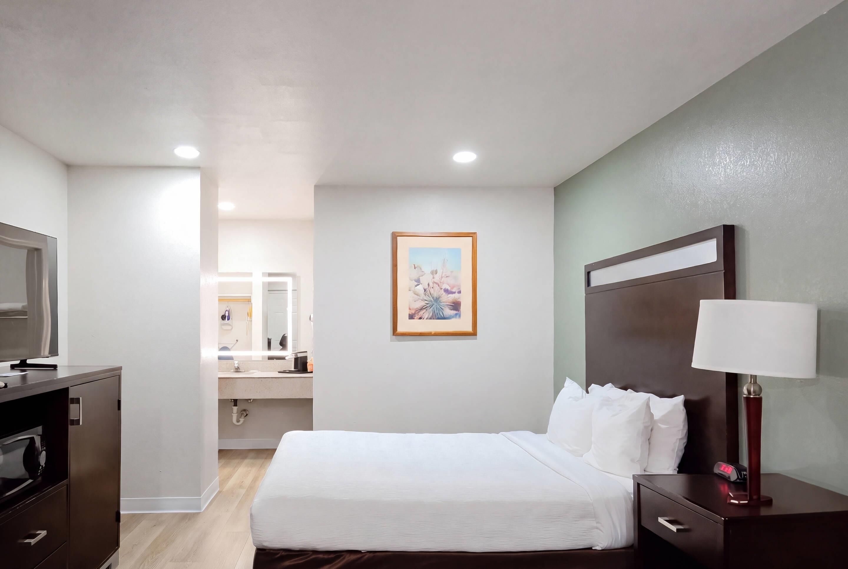 Room, 1 Queen Bed, Non Smoking | Premium bedding, pillowtop beds, desk, laptop workspace