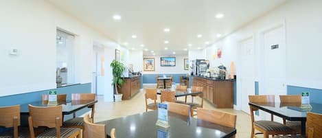 Desayuno de autoservicio incluido todos los días