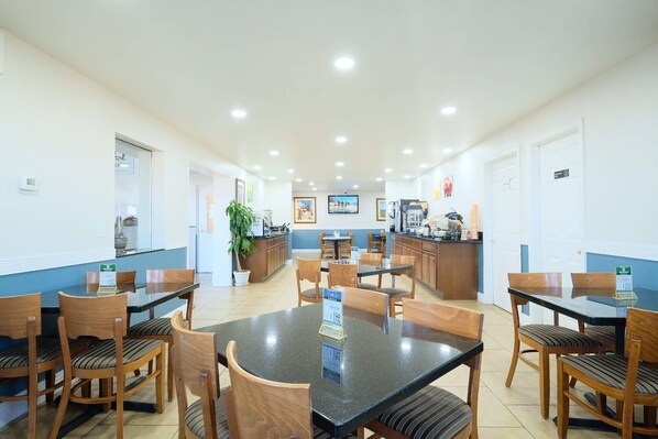 Free daily self-serve breakfast - Quality Inn Holbrook near Petrified Forest (Holbrook)