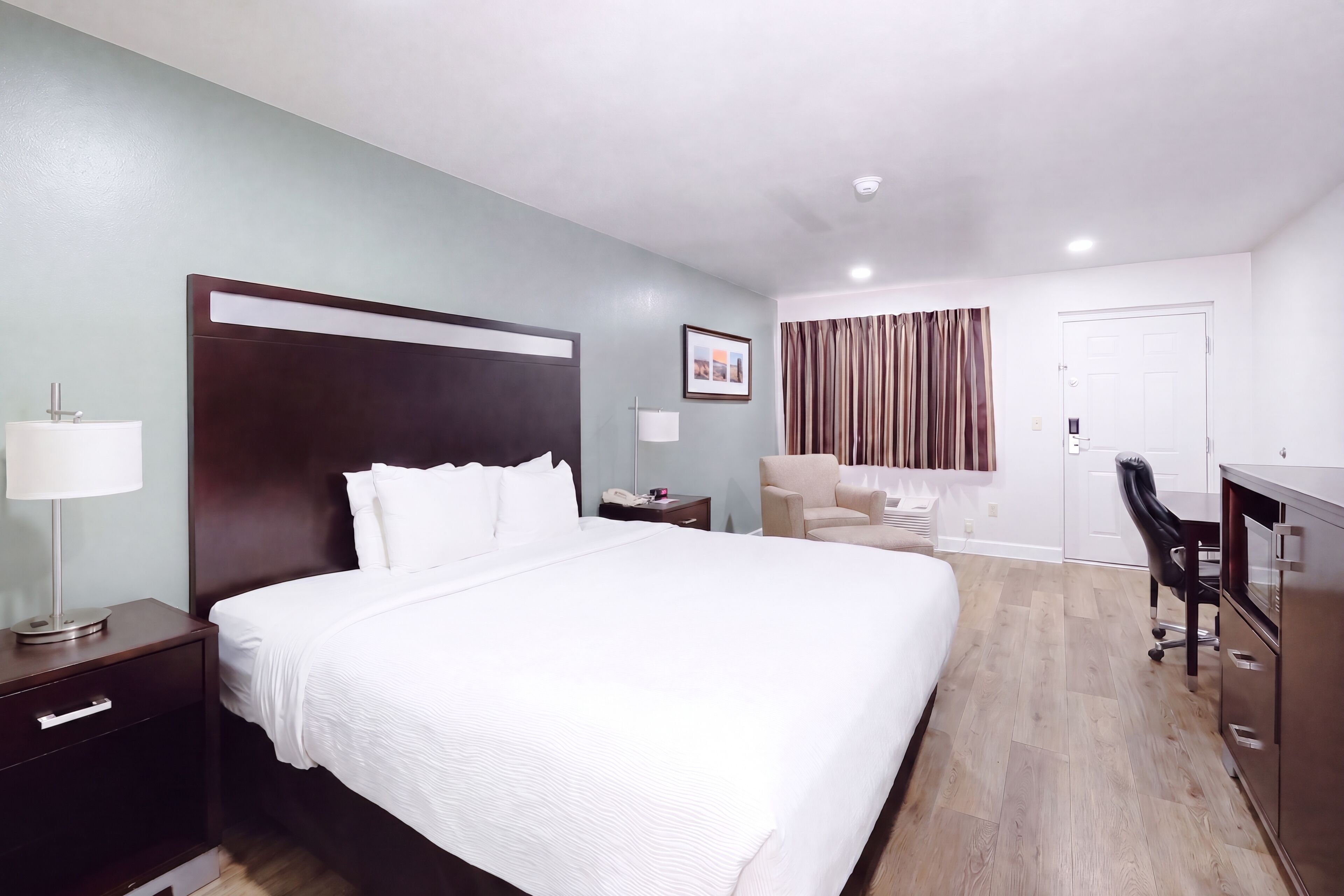 Room, 1 King Bed, Non Smoking | Premium bedding, pillowtop beds, desk, laptop workspace