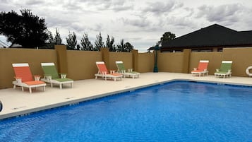 Sesongbasert utendørsbasseng og solsenger