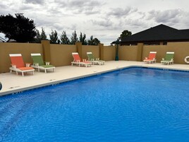 Piscina externa sazonal, funciona das 9h às 21h, espreguiçadeiras