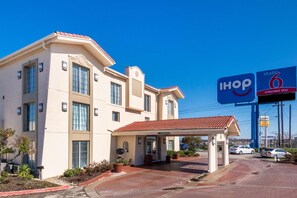 Property entrance - Studio 6 Fort Worth, TX - West Medical Center (Fort Worth)