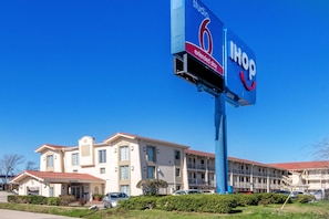Front of property - Studio 6 Fort Worth, TX - West Medical Center (Fort Worth)