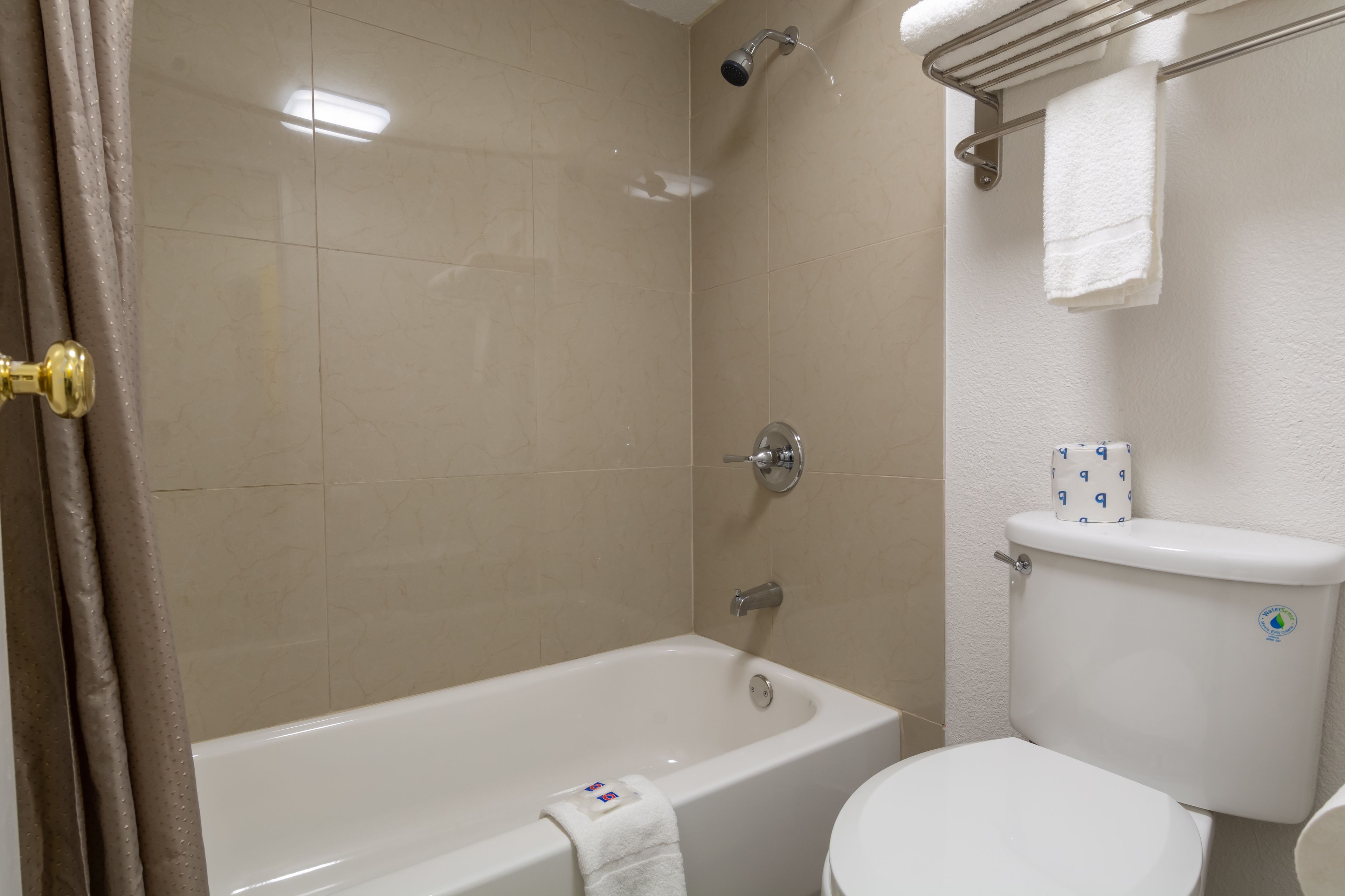 Un baño con bañera, inodoro y ducha.