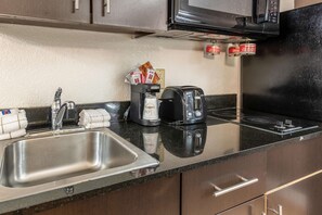 Kjøleskap og mikrobølgeovn