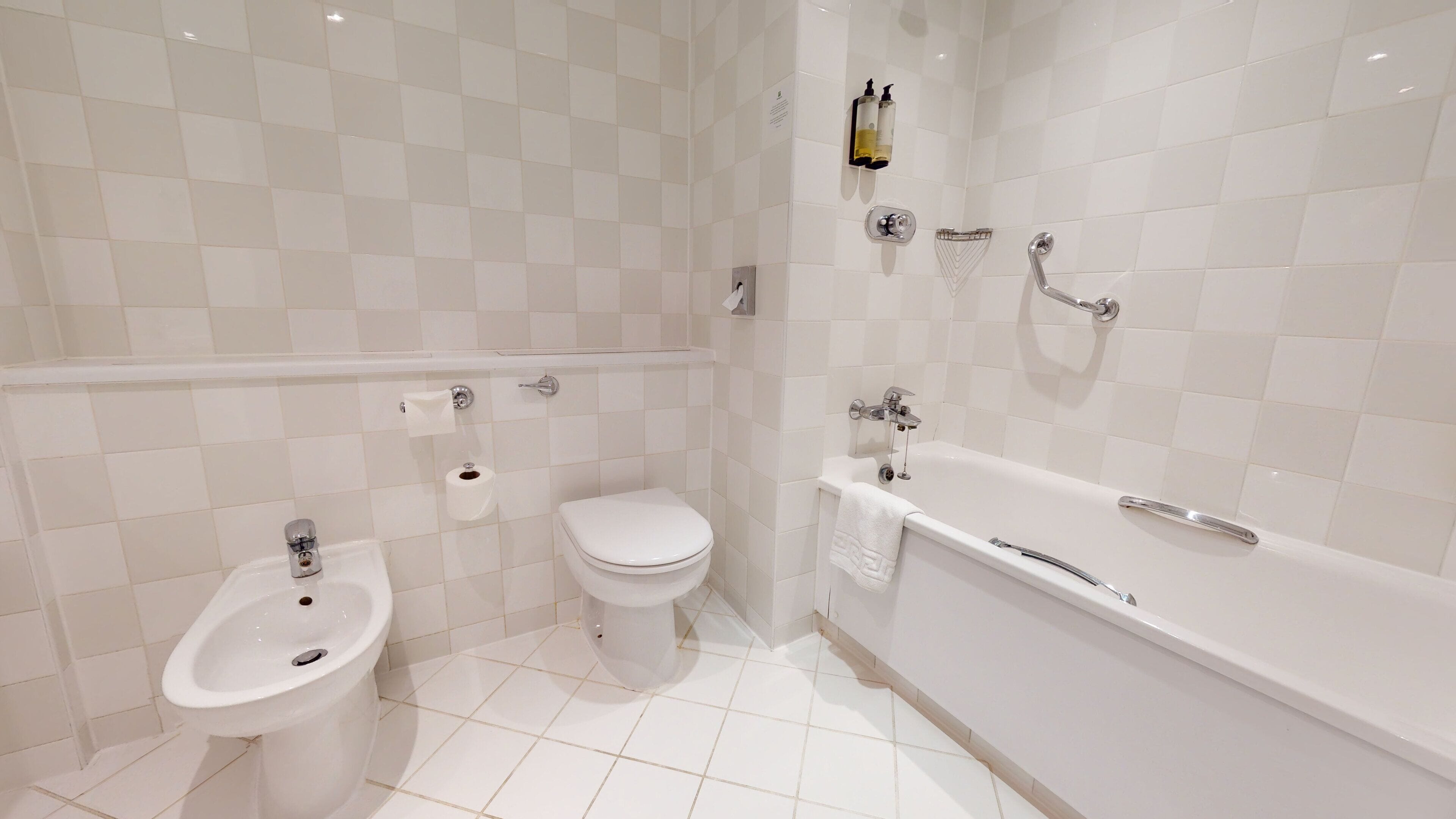 Un bagno moderno con bidet, WC e vasca da bagno.