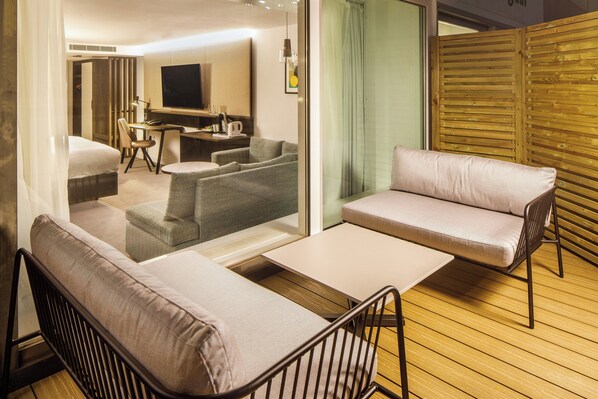 A modern hotel room with a bed, a sofa, a small table, and a TV. - Holiday Inn Milton Keynes - Central by IHG (Milton Keynes)