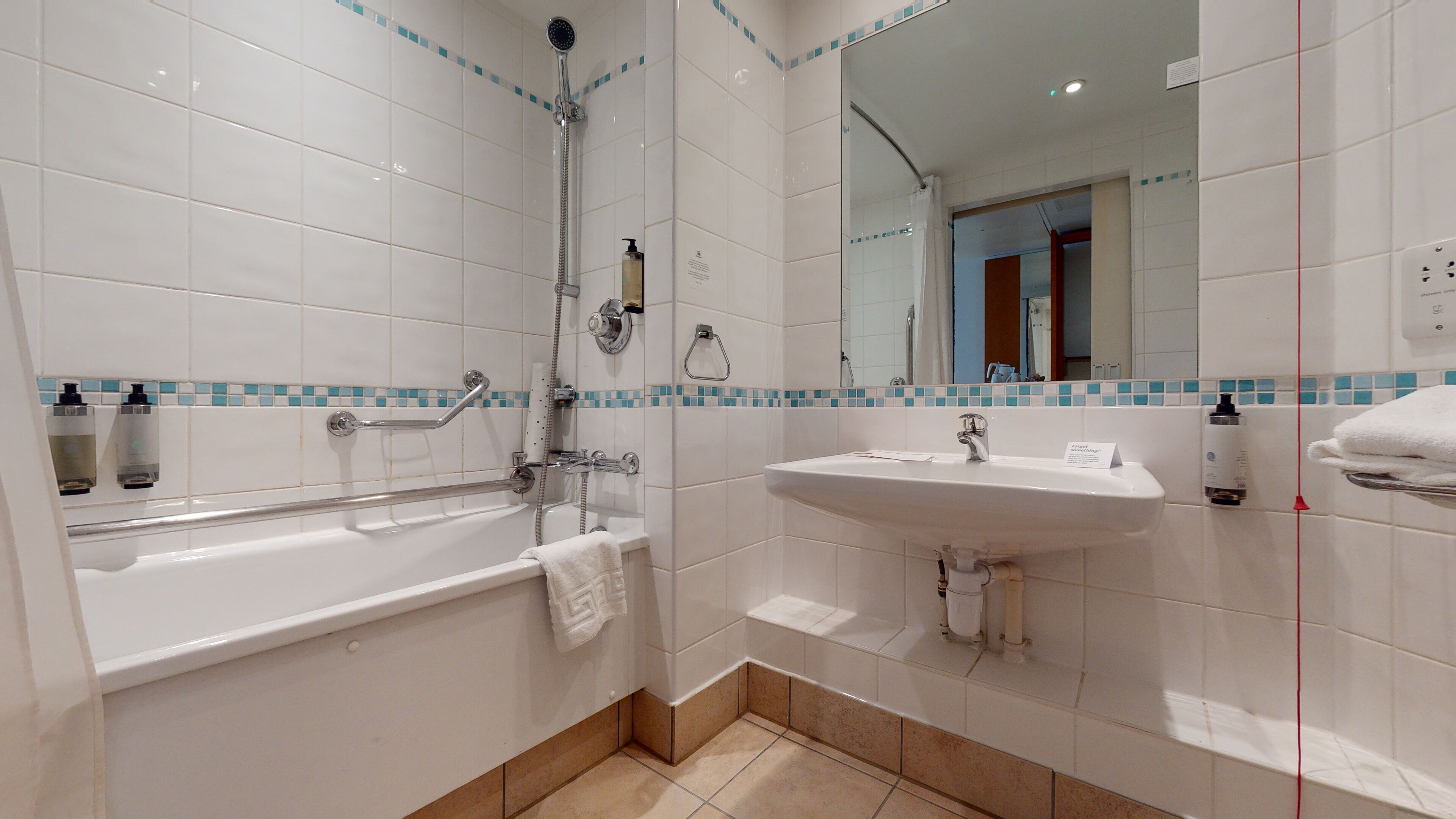 Un baño moderno con bañera, lavabo y ducha.