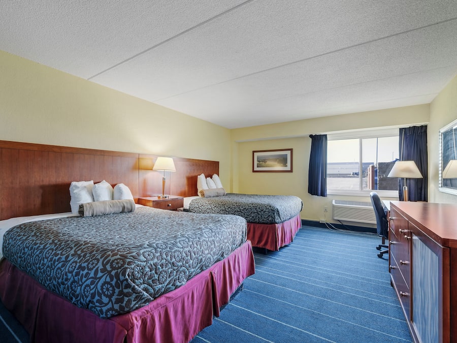 Habitación básica, 2 camas Queen size | Escritorio, wifi gratis y ropa de cama