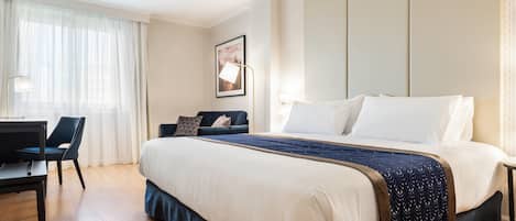 Minibar, coffres-forts dans les chambres, bureau, rideaux occultants