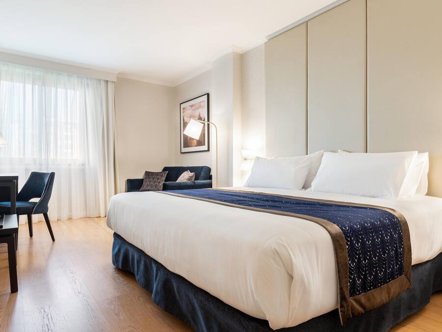 Minibar, caixa forta a l'habitació, escriptori i cortines opaques