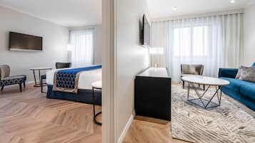 Premium Room | 1 bedroom, minibar, in-room safe, desk