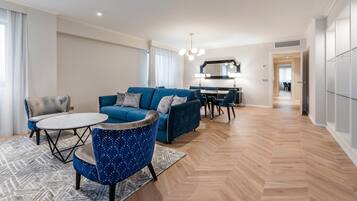 Premium-Zimmer | Minibar, Zimmersafe, Schreibtisch, VerdunkelungsvorhÀnge