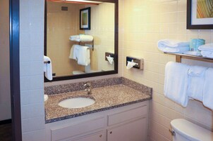 Escritorio, cortinas blackout y tabla de planchar con plancha 