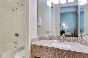 Ensemble douche/baignoire, articles de toilette gratuits, sèche-cheveux