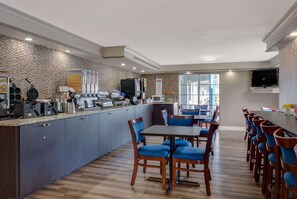 Free daily buffet breakfast - Baymont by Wyndham Jacksonville Orange Park (Jacksonville)