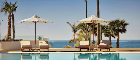 Una piscina techada, 3 piscinas al aire libre