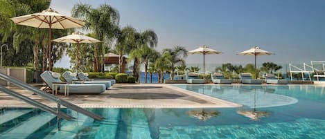 Indoor pool, 3 outdoor pools