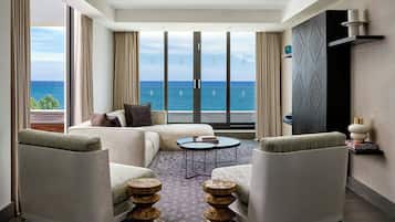 Suite, 2 habitaciones, vista al mar (Balcony) | Sala de estar | Televisión LED y películas con cargo