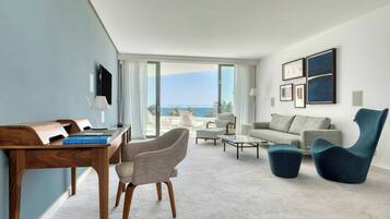Panoramic Suite, 1 Bedroom, Non Smoking (Junior Suite) | Wohnzimmer | LED-Fernseher, Pay-TV