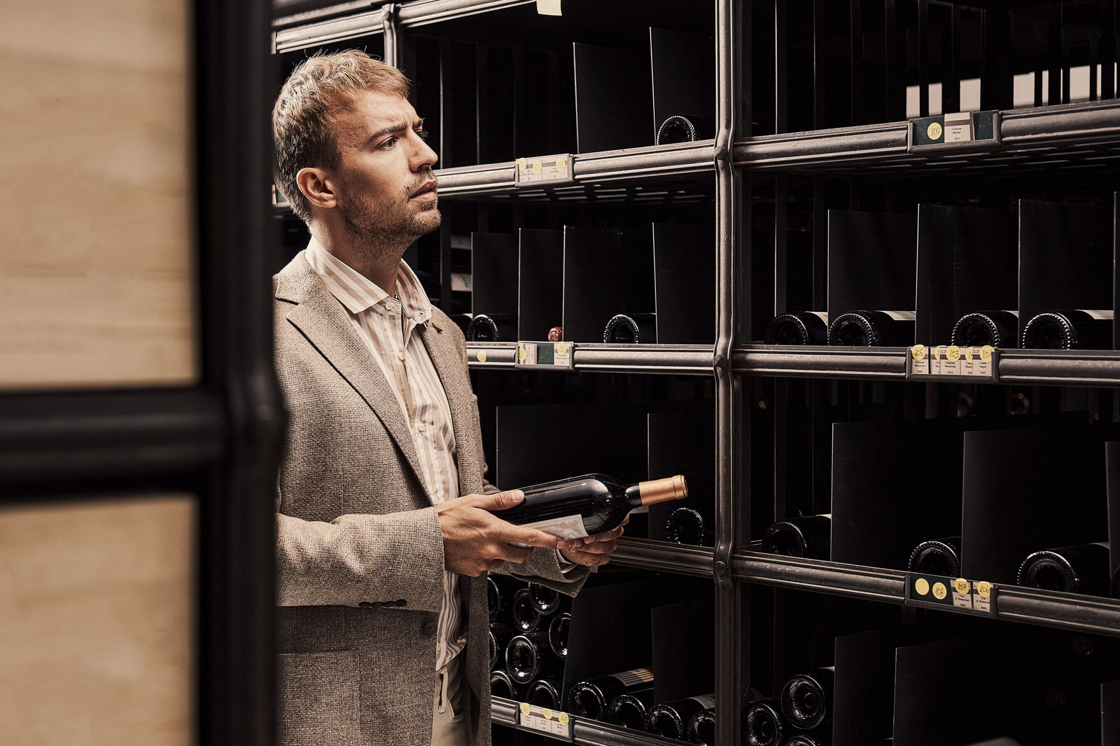 4 restaurants, breakfast, lunch, dinner served; local cuisine