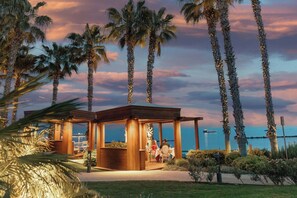4 restaurants, breakfast, lunch, dinner served; local cuisine 