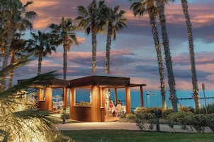 4 restaurants, breakfast, lunch, dinner served; local cuisine