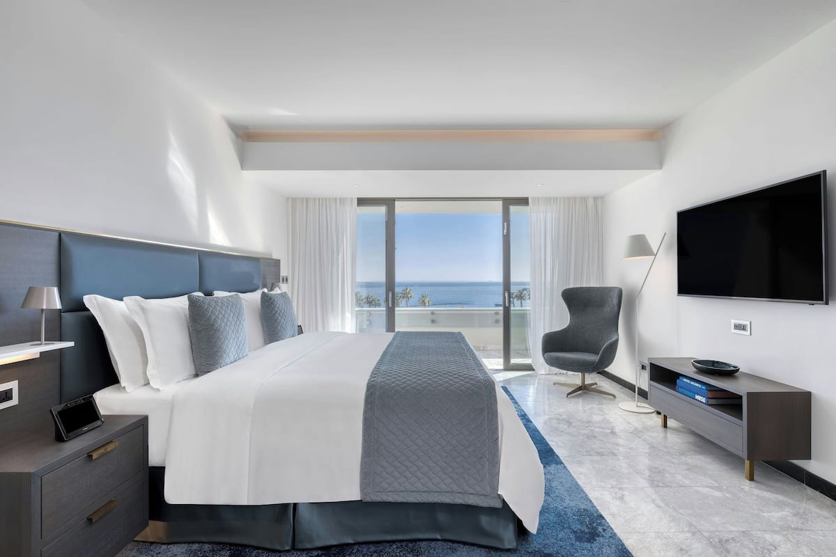 Premium bedding, minibar, in-room safe, desk