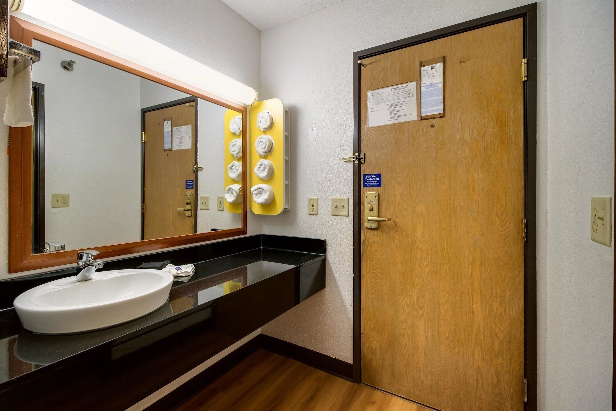Combined shower/bathtub, towels