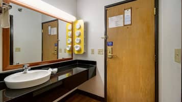 Combined shower/bathtub, towels