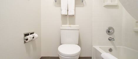 Un baño con inodoro, bañera y ducha.