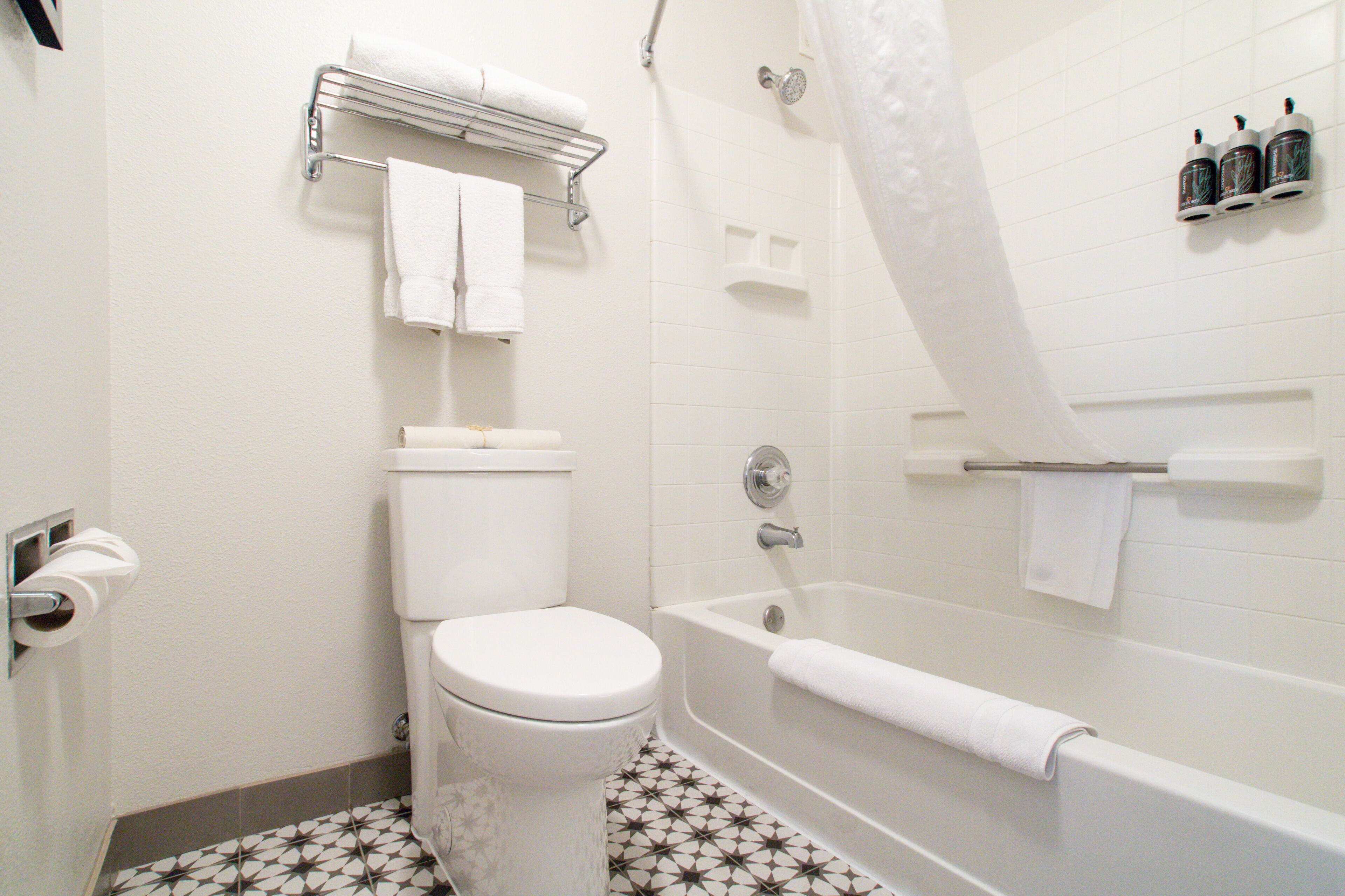 combined shower/bathtub, eco-friendly toiletries, hair dryer, towels